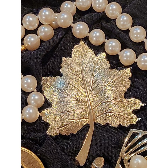 Vintage Mid Century Gold Tone Brooch Pin Collection Faux Pearl Necklace Lot 5 - Picture 5 of 12